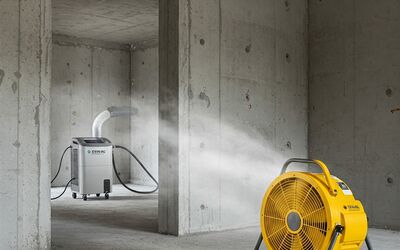 Effiziente Bautrocknung durch die Kombination von Bautrockner und Ventilator im Sparset