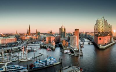 Elbphilharmonie und Hafencity bei Sonnenuntergang