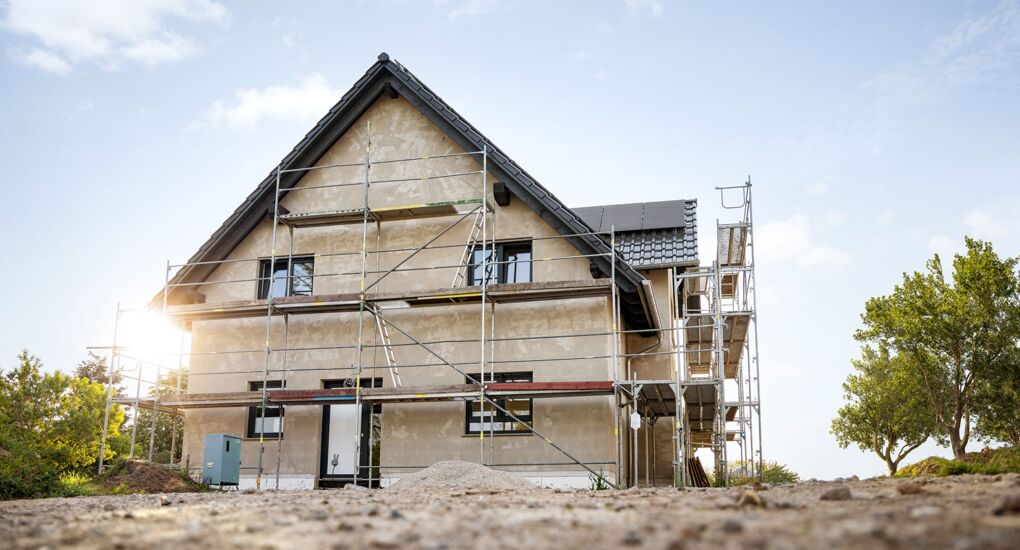 Außenansicht eines im Bau befindlichen Einfamilienhauses