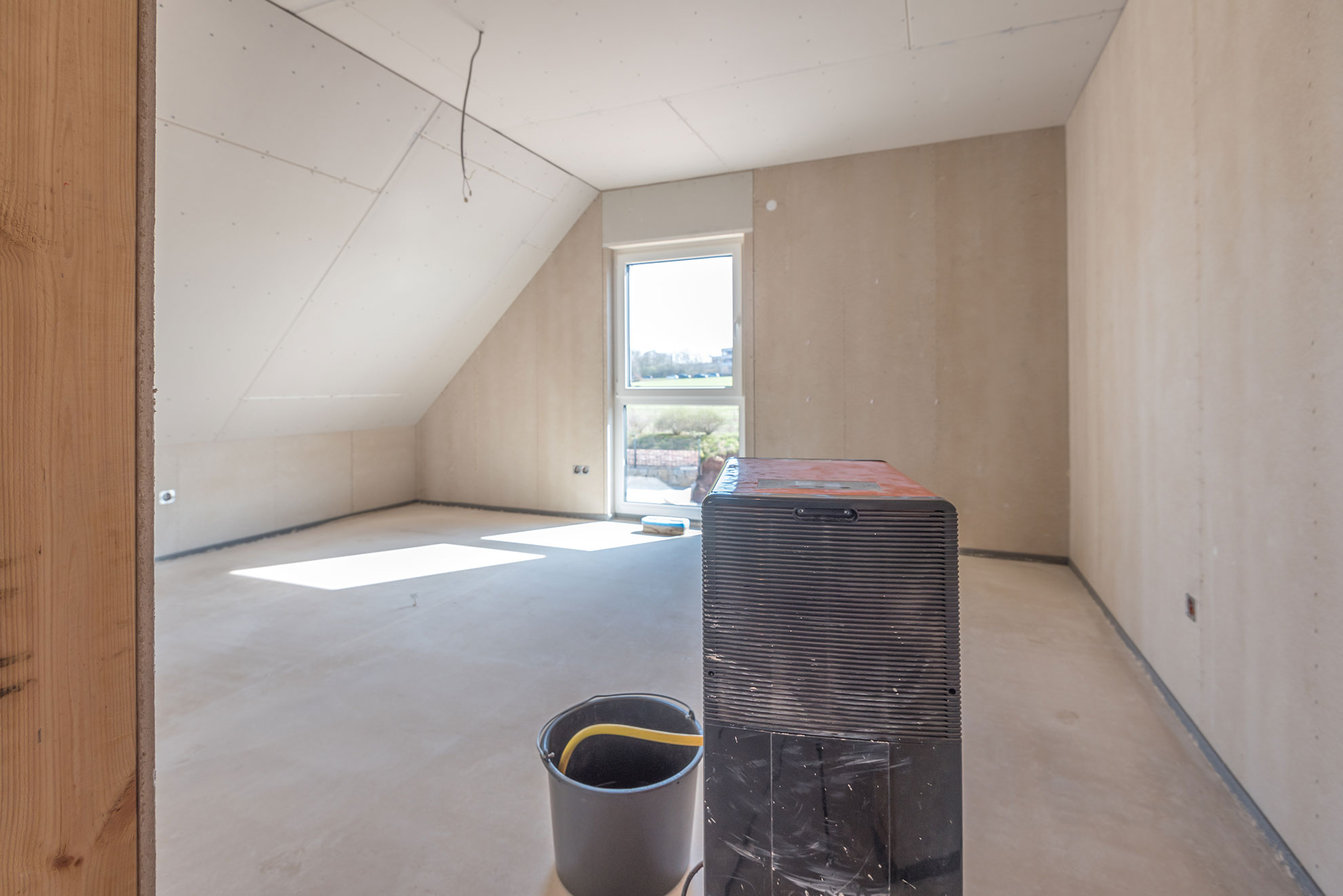 Bautrockner für Estrich Bautrockner im Einsatz auf einer Baustelle zur Estrichtrocknung